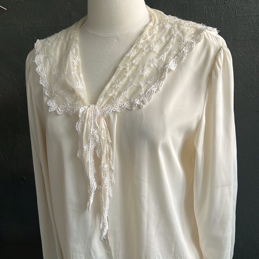 Chic White Lace Trim Blouse - Picture 4 of 10